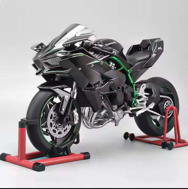 1:6 Scale Alloy Motorcycle Model Key Ignition Water-Filled Smoke Sound Light Throttle Sync Spinning Wheel Safety Stands Metal